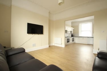 9 bed house, North Road East, North Hill, Plymouth, PL46AL - Image 2